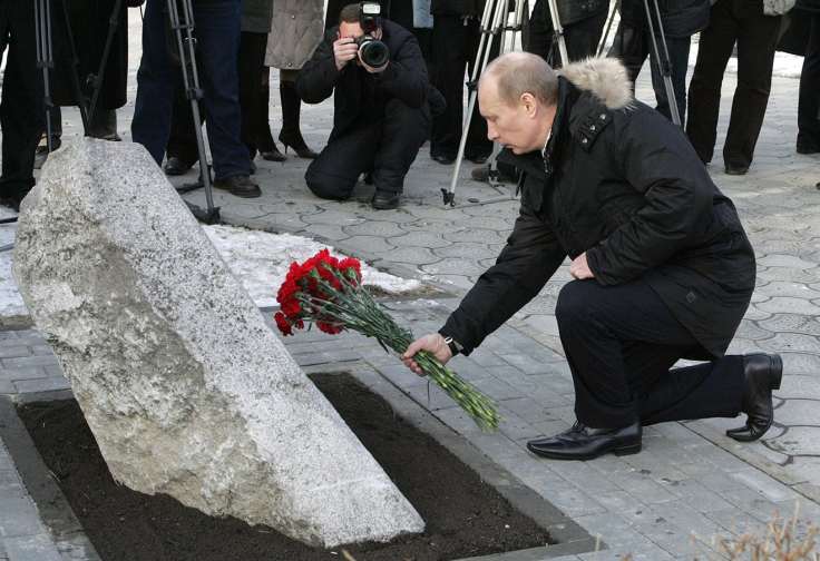 2008年2月1日，俄罗斯总统普京向纪念碑献花
