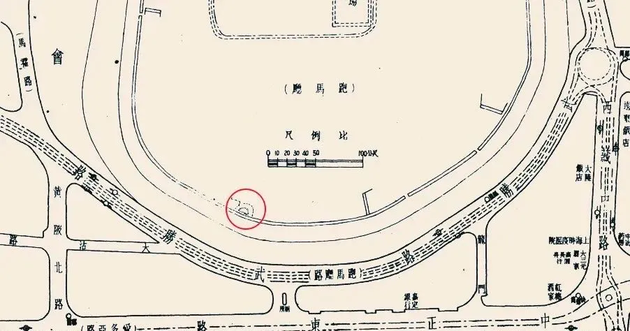 牌坊位于跑马厅的位置(今武胜路、上海博物馆西侧)