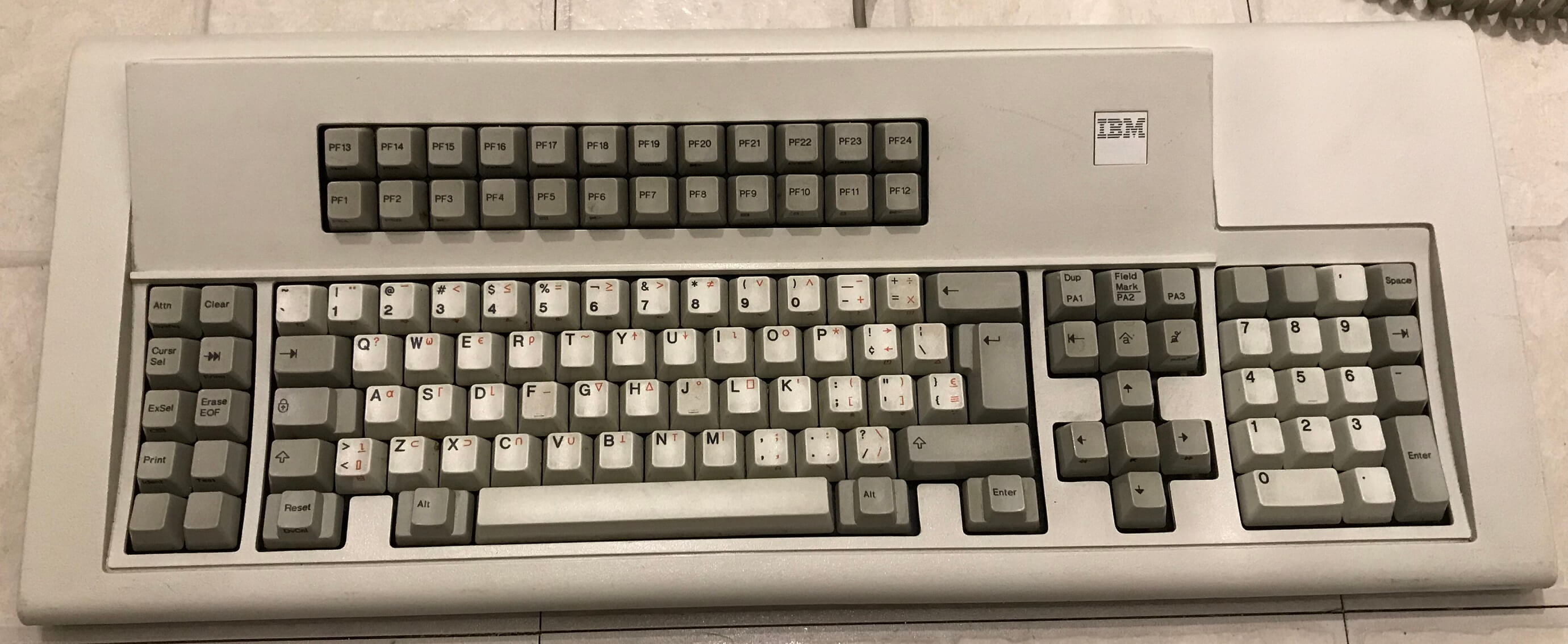 拥有 24 个功能键的 IBM 3270 PC